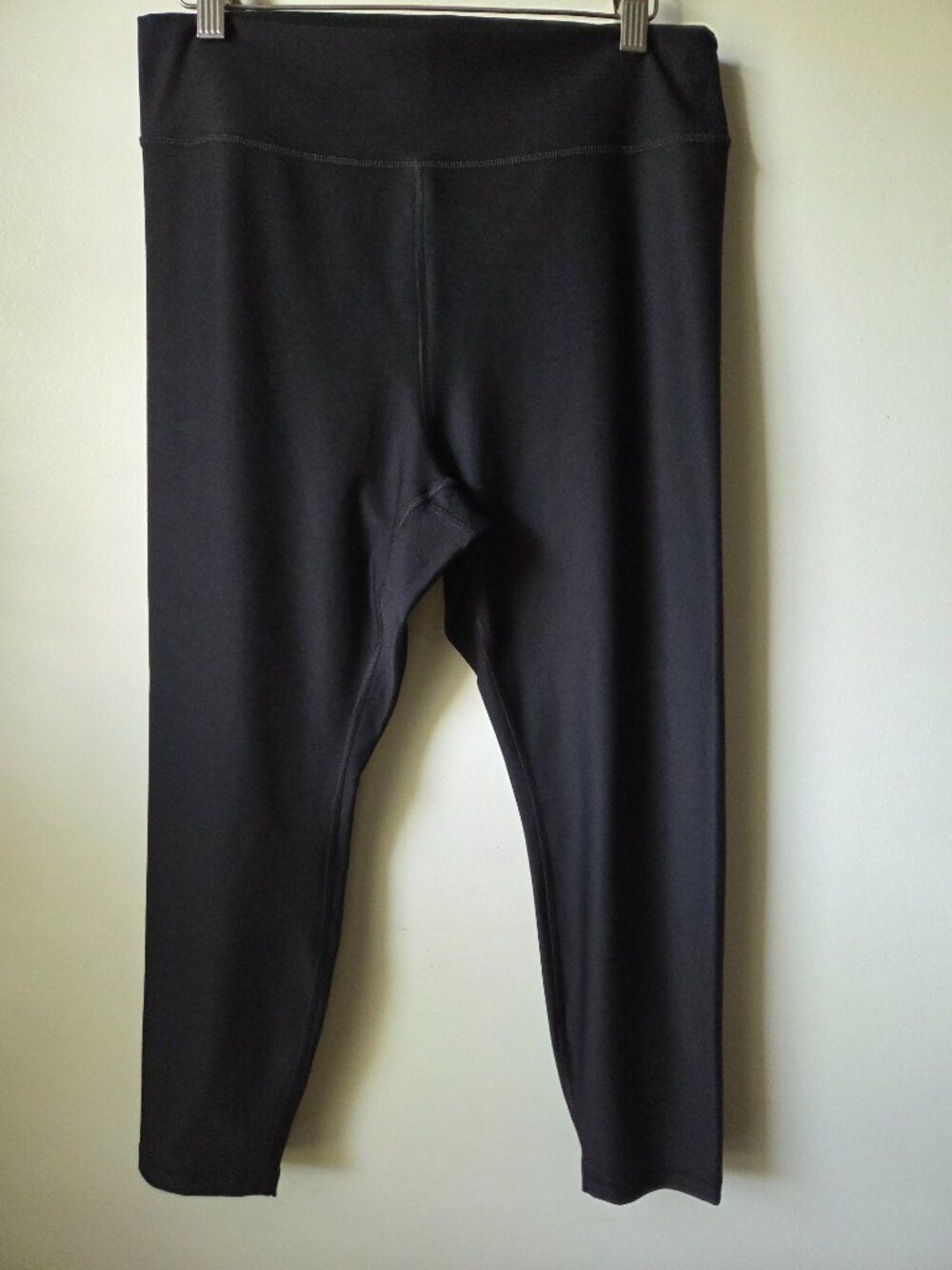 LIKE NEW OLD NAVY BLACK CLOUD+ PETITE LARGE GO DRY CROPPED LEGGINGS L